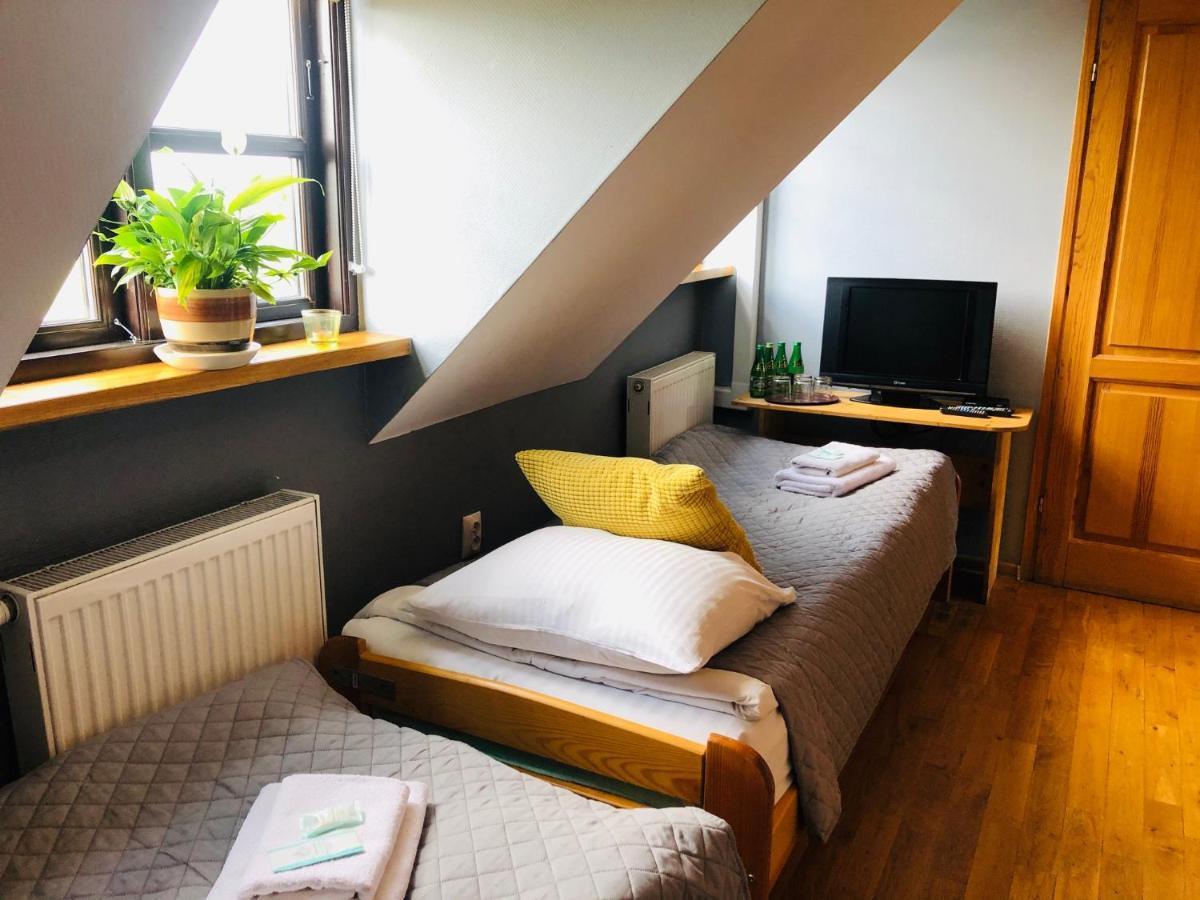 Pod Wierzba Hotell Uniejow Exteriör bild
