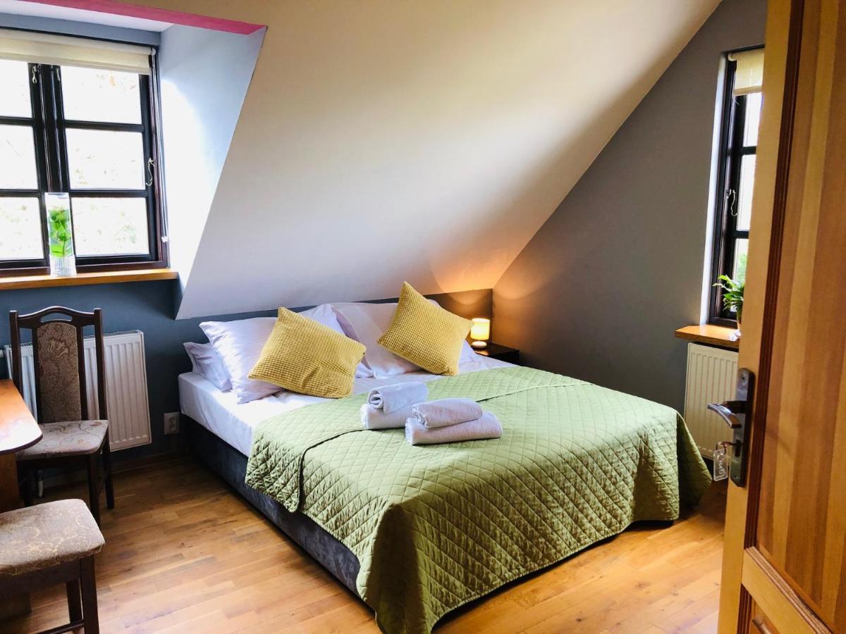 Pod Wierzba Hotell Uniejow Exteriör bild